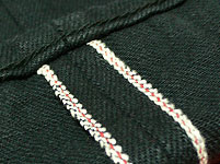 サイドシーム（※外股）の「レッドセルヴィッヂ（赤ミミ）」
裾端部の「チェーンステッチ」
（※裾部を折り返して撮影）
